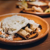 Platillo mexicano con queso