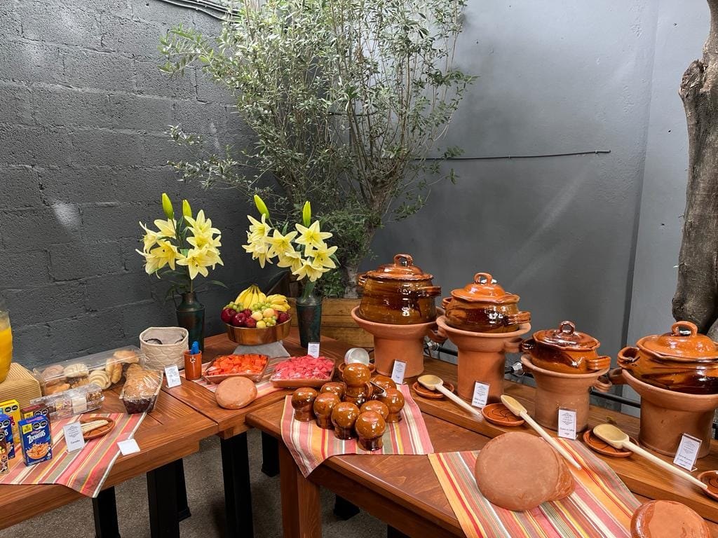 Mesa con cazuelas mexicanas